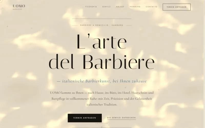 Startseite von uomo-barbiere.de: „L’arte del Barbiere“ in heller Serifenschrift auf warmem Hintergrund